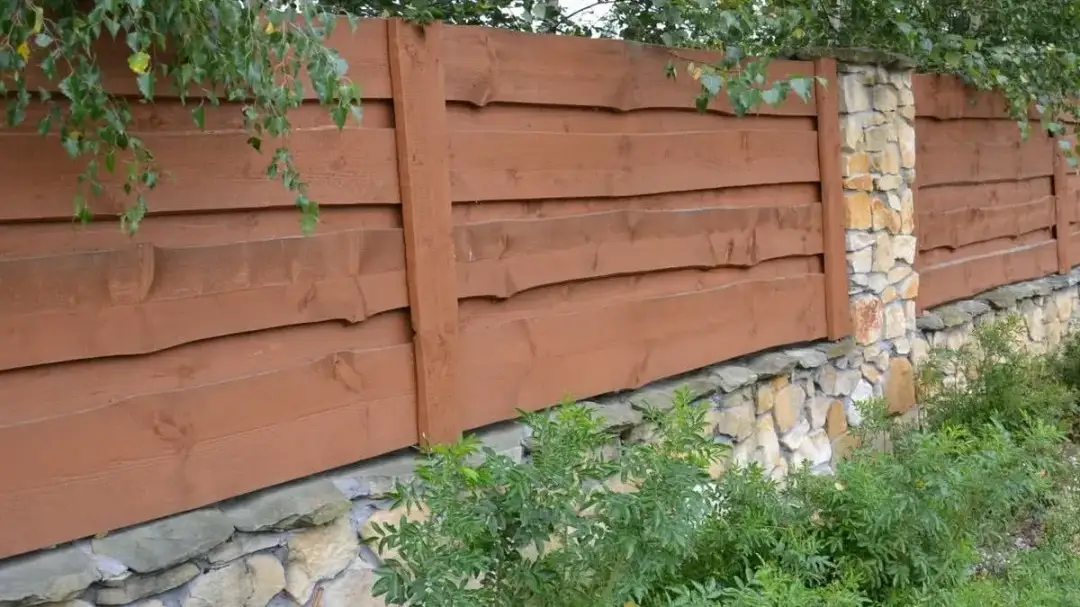 Kamienie na mur: Najlepsze rodzaje i techniki budowy ogrodzenia