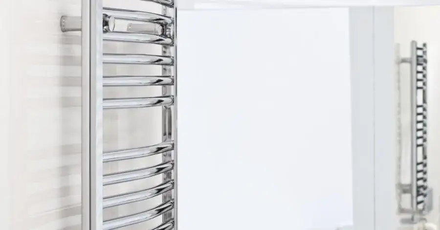 Jak dobrać moc grzejnika do łazienki, by uniknąć zimna i wilgoci?