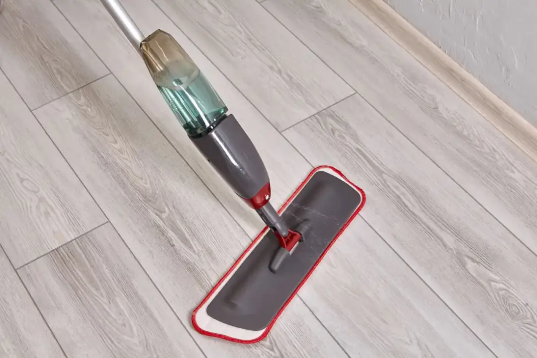 Mop ze spryskiwaczem Pepco: Jak używać? Myj bez smug!