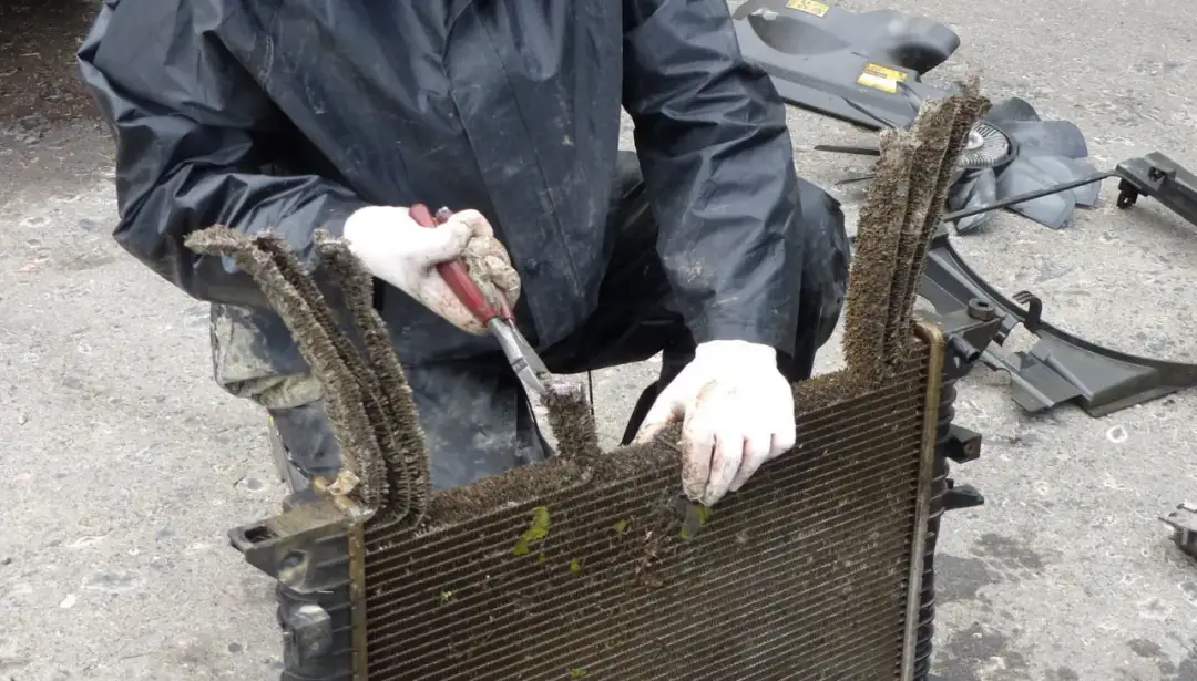 Dziurawa chłodnica co robić - skuteczne metody naprawy i wymiany