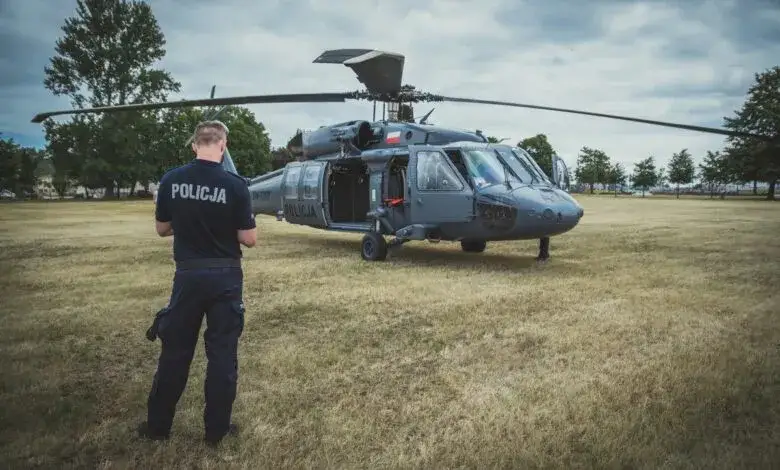 Ile zarabia pilot śmigłowca w policji: kompletny przegląd wynagrodzeń 2025