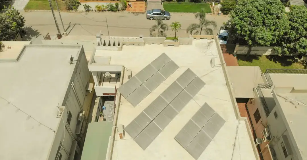 Czy warto zainwestować w zestaw fotowoltaiczny na działce? Analiza