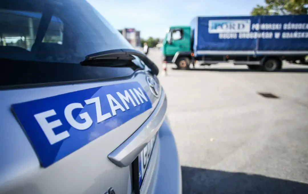 Prawo jazdy dla osób z wadą słuchu w Polsce: Czy to możliwe?