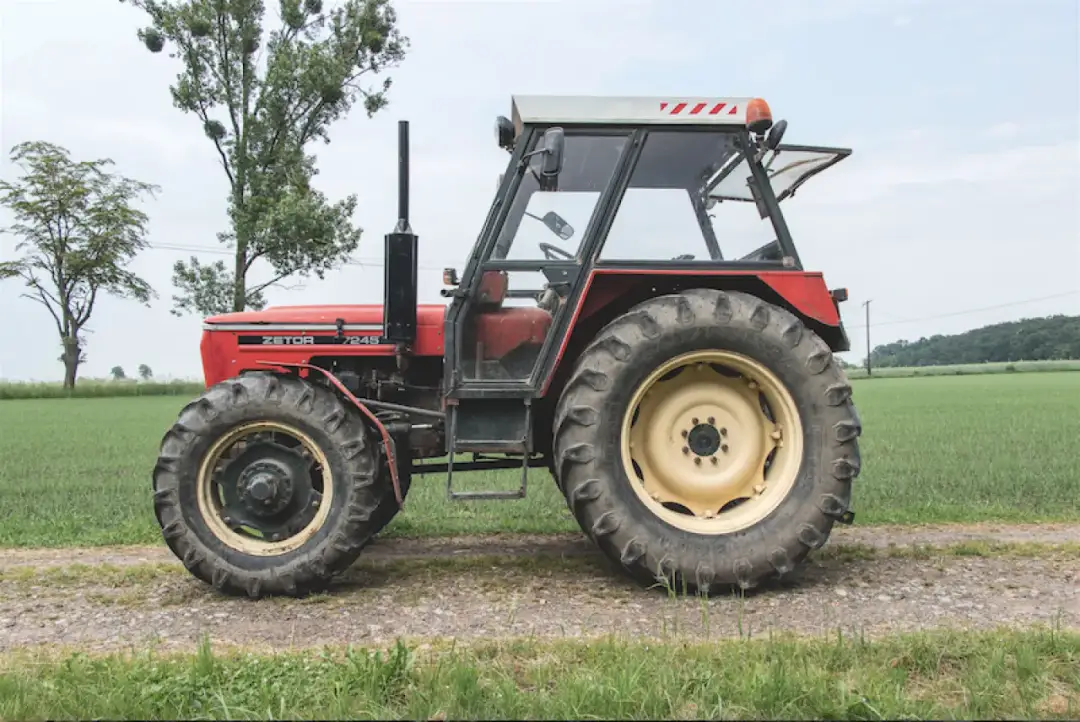 Zetor 7745 ile ma koni? Moc silnika i jego mocne strony w rolnictwie