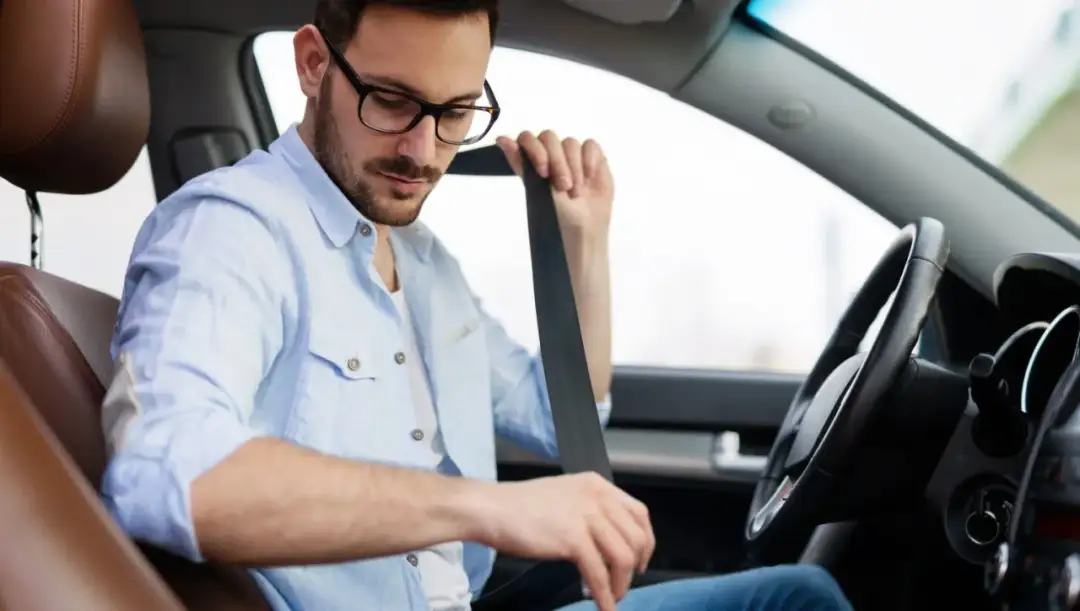 Dlaczego warto zapinać pasy? 7 powodów, które ratują życie