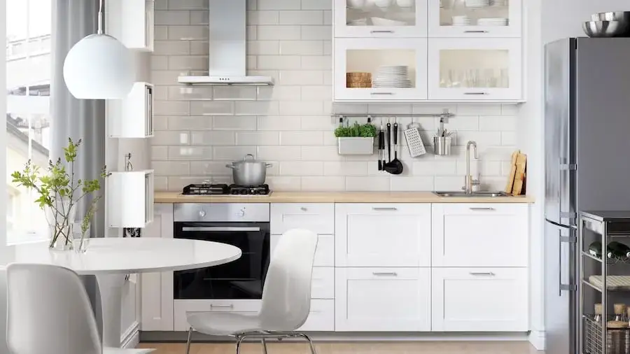 Jak urządzić małą kuchnię, by zyskać więcej przestrzeni i funkcjonalności