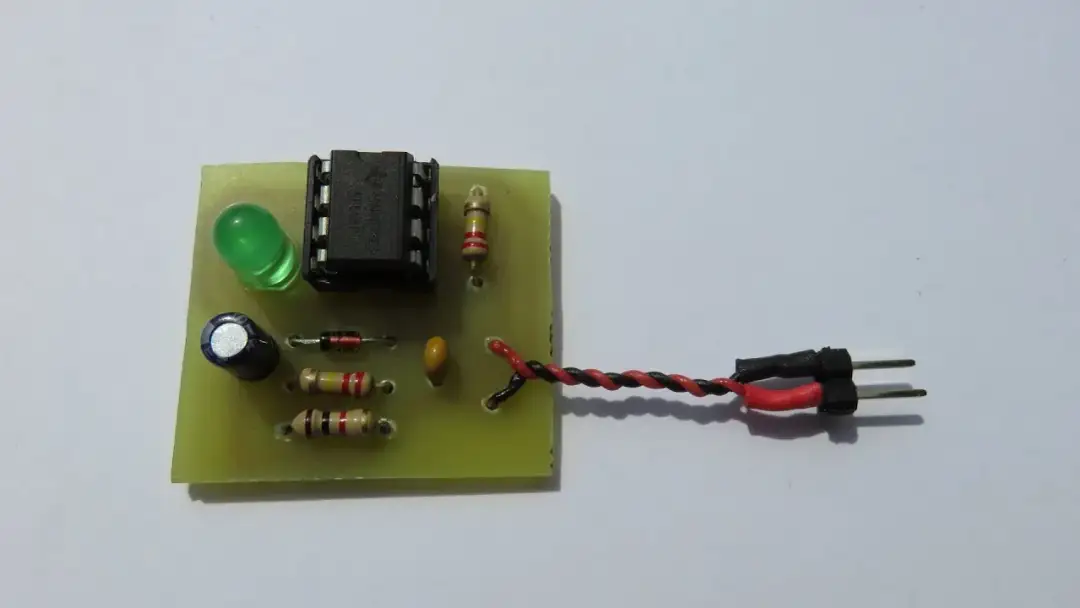 Jak zrobić prosty układ migającej diody LED z NE555 - praktyczny poradnik