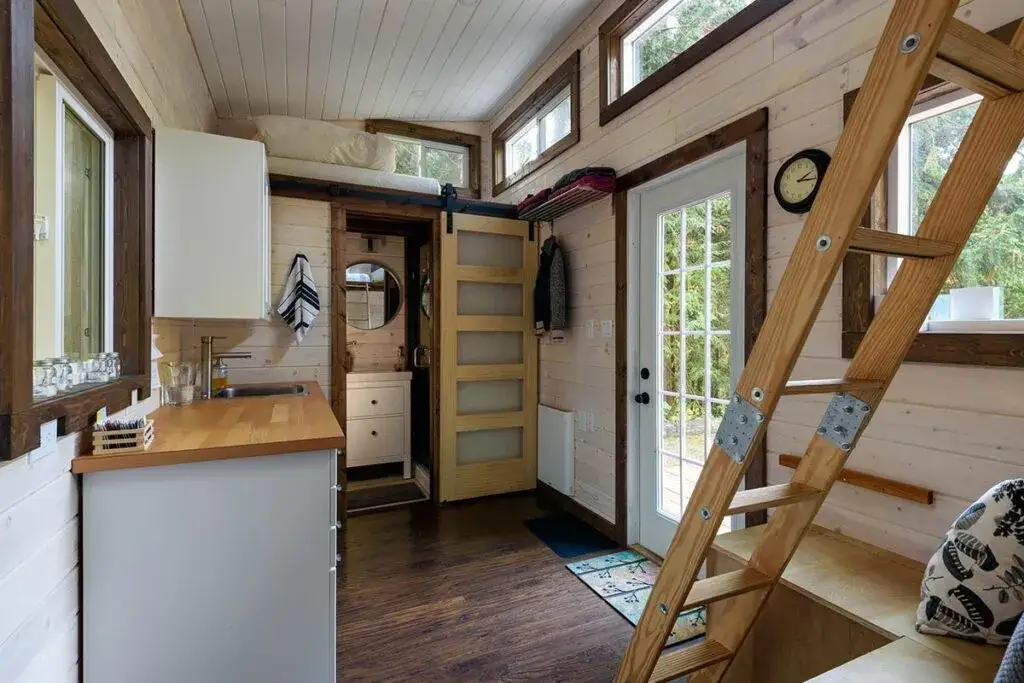 Jak urządzić mały domek na działce, aby maksymalnie wykorzystać przestrzeń