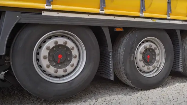 Podnoszenie osi w naczepie po co? Odkryj korzyści i zastosowania