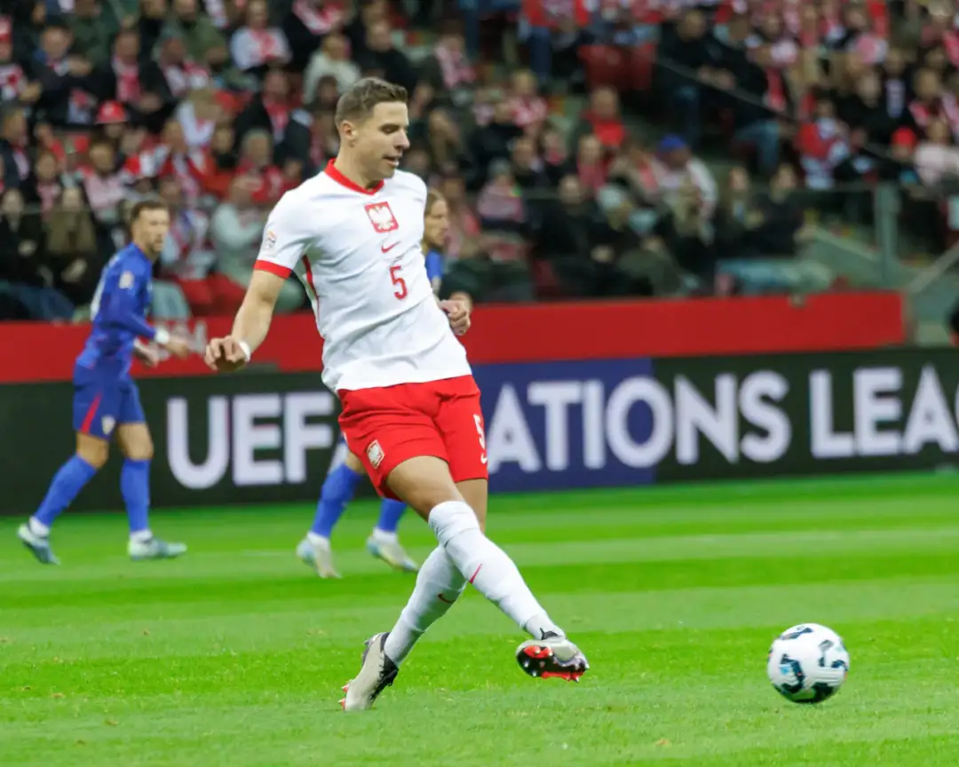 Zaskakujące zarobki Jana Bednarka – ile naprawdę zarabia piłkarz?