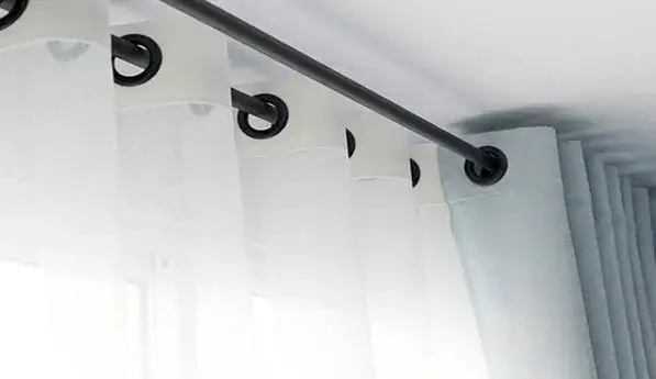 Jak wkomponować karnisz apartamentowy we wnętrze? Poradnik