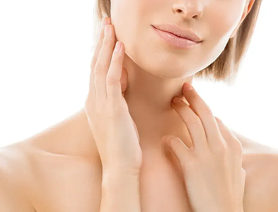 Jak skutecznie pozbyć się naszyjnika Wenus i poprawić wygląd szyi