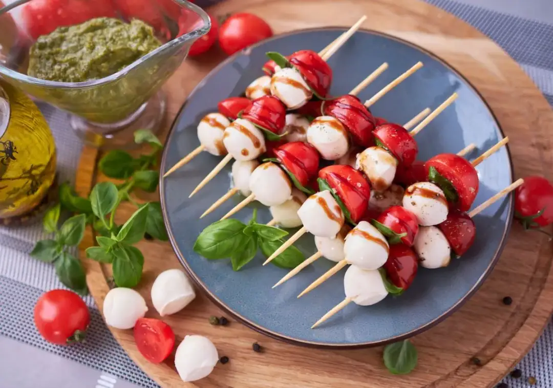 Przepisy na Koreczki: Łatwe i Efektowne Przekąski na Imprezę