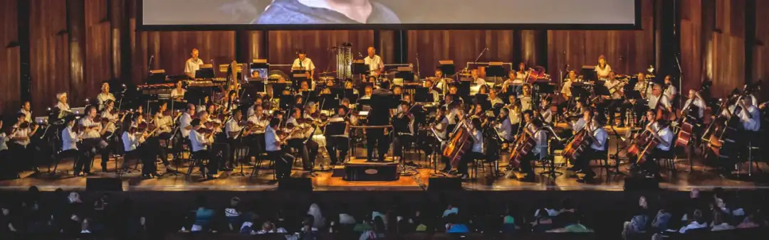 Muzyka filmowa orkiestra symfoniczna – przeżyj niezapomniane koncerty