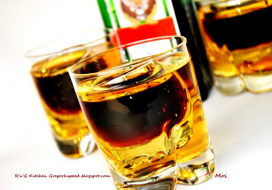 Dwa kieliszki z drinkiem Jägermeister Red Bull, gotowe do wypicia.