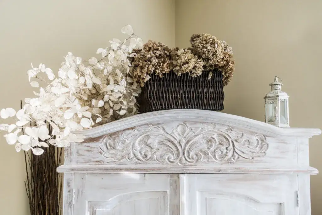 Jak pomalować meble na styl prowansalski - proste techniki i kolory