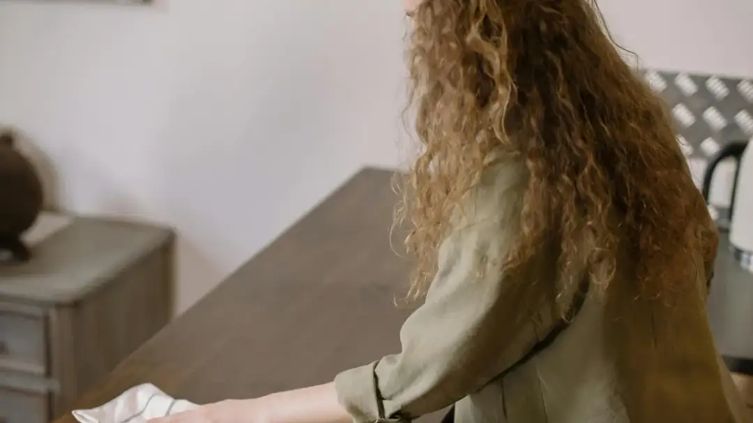 Jak odkleić naklejkę z mebli bez śladu? Sprawdzone triki!