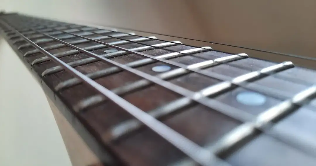 Jak akcja strun w gitarze elektrycznej wpływa na twoją grę?