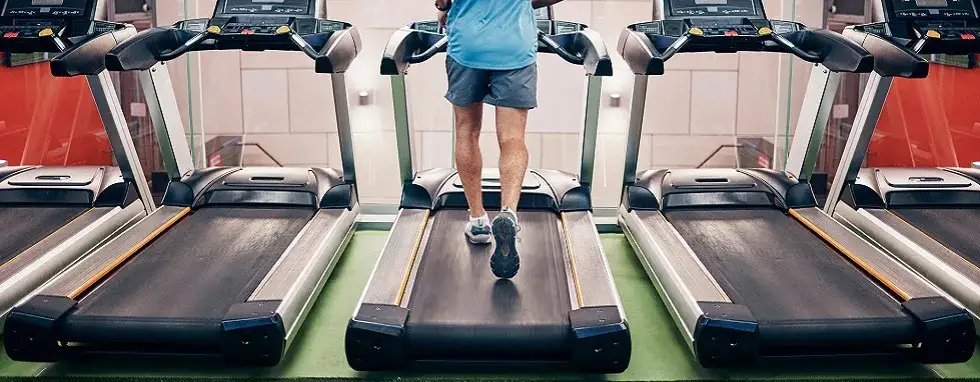 Czy bieganie na bieżni jest zdrowe? Odkryj jego zalety i wady