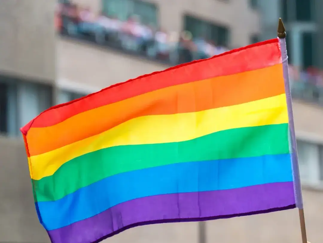 Co oznacza litera Q w społeczności LGBT+: Wyjaśnienie i kontekst