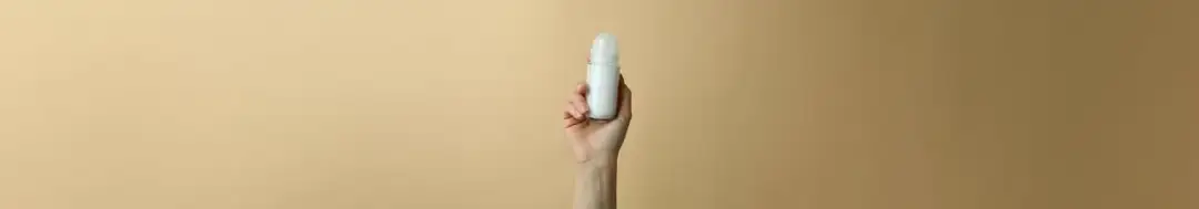 Dezodorant który nie brudzi ubrań - uniknij plam na odzieży