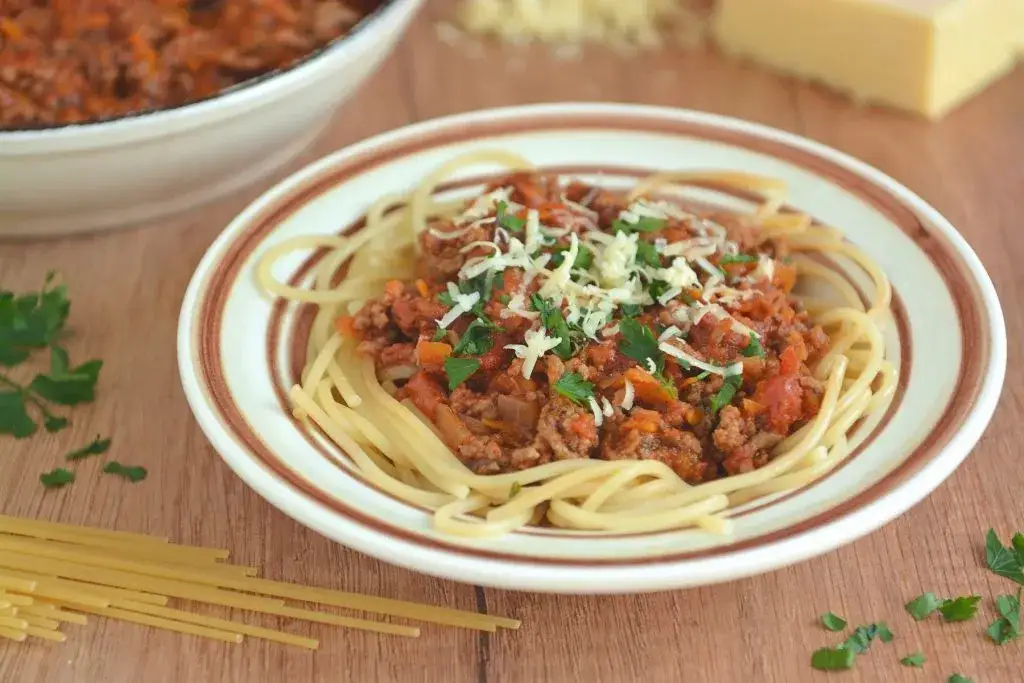 Prawdziwe Spaghetti Bolognese: Przepis na Głębię Smaku i Sukces