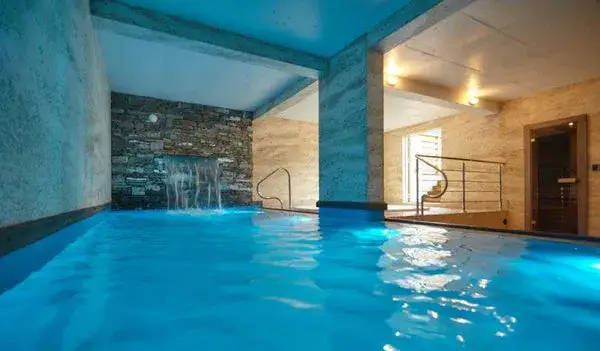 Ile kosztuje wybudowanie basenu krytego? Sprawdź, co wpływa na cenę