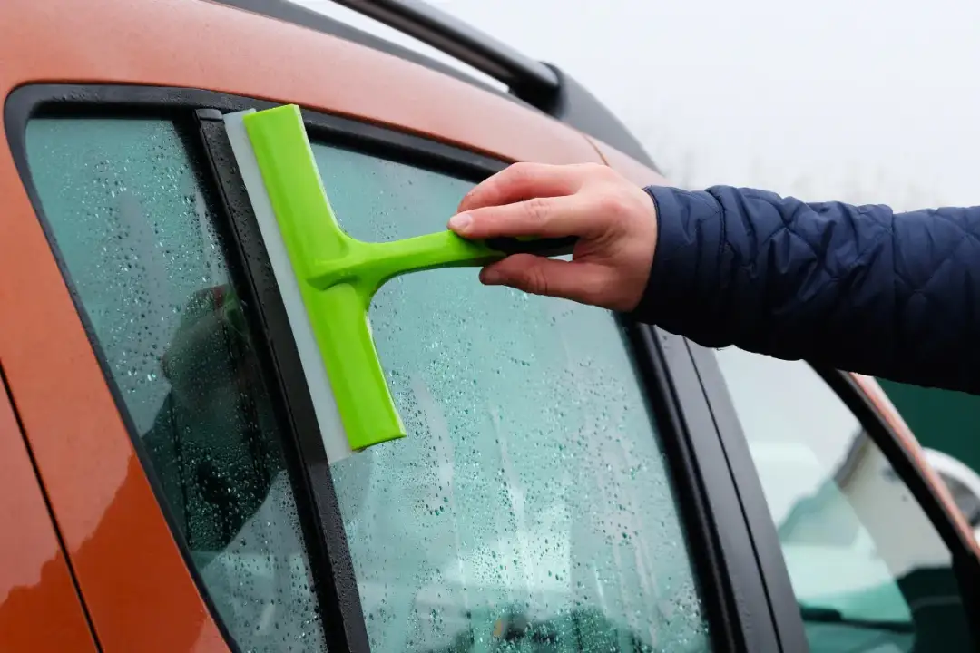 Skuteczne sposoby na to, czym zmyć wosk z szyby samochodu