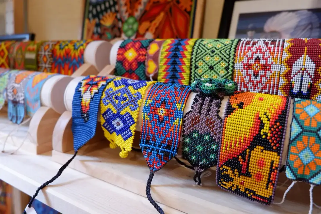 Tworzenie biżuterii z koralików jak zrobić - Proste techniki i inspiracje