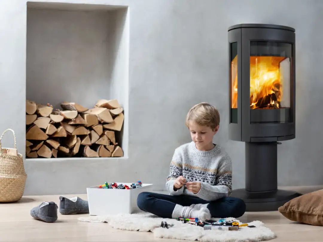 Twój kominek grzeje tylko blisko? Jak działa wiatrak kominkowy?