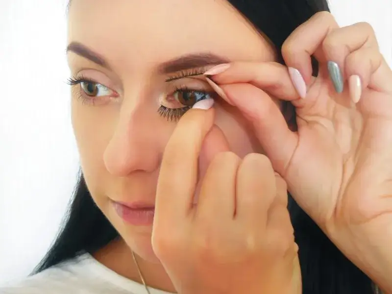 Usuwanie rzęs magnetycznych: bezpiecznie i bez uszkodzeń!