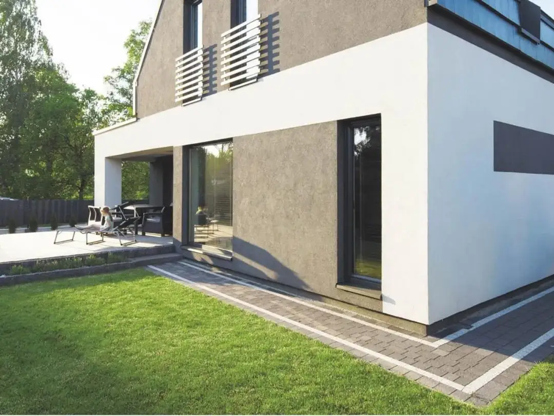 Opaska wokół domu: kamień czy kostka? Porównaj koszty i wybierz!