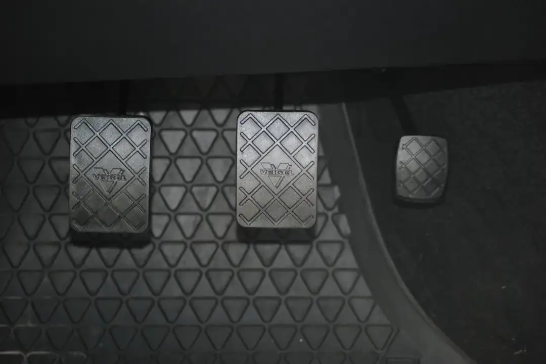 Gdzie jest gaz, hamulec i sprzęgło? Poznaj ich prawidłowe rozmieszczenie