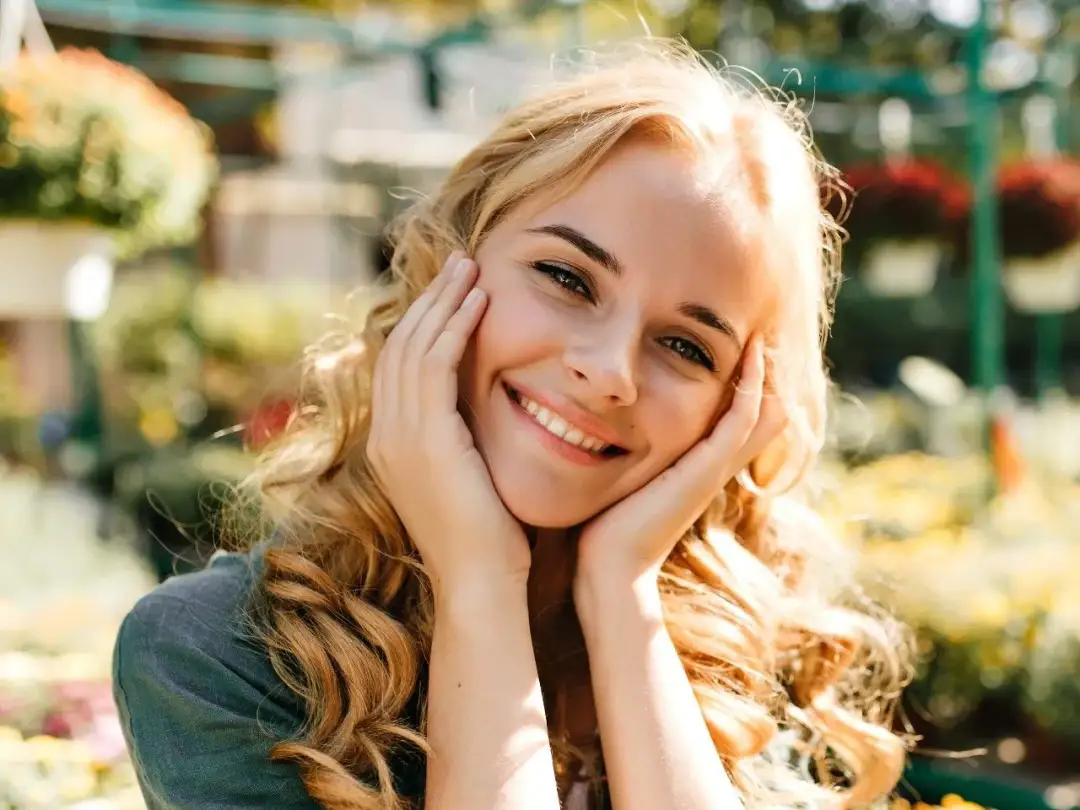 Różowa cera jaki kolor włosów - idealne odcienie, które podkreślą urodę