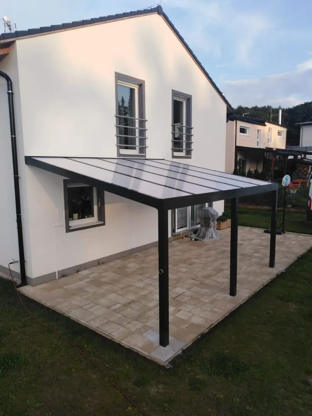 Dachy z poliwęglanu: zalety, zastosowania i koszty - poradnik