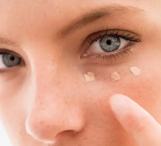 Jak ukryć worki pod oczami makijażem - skuteczne triki i produkty