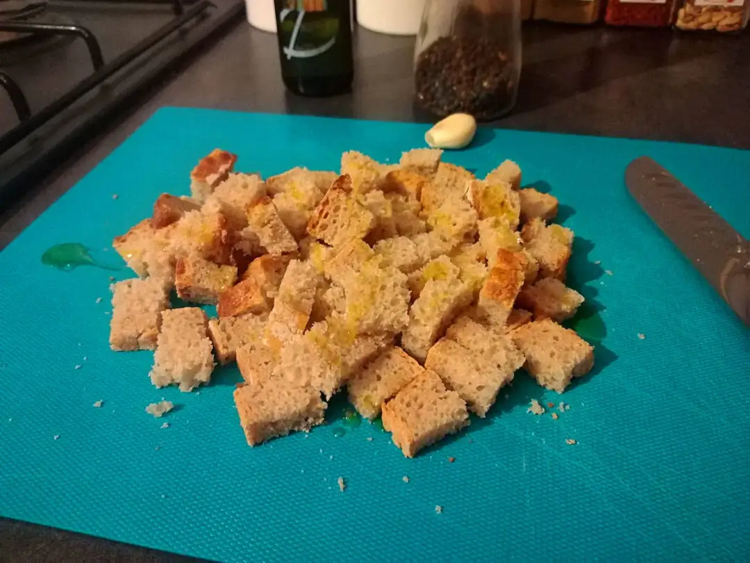 Jak zrobić grzanki czosnkowe do zupy, które zachwycą smakiem