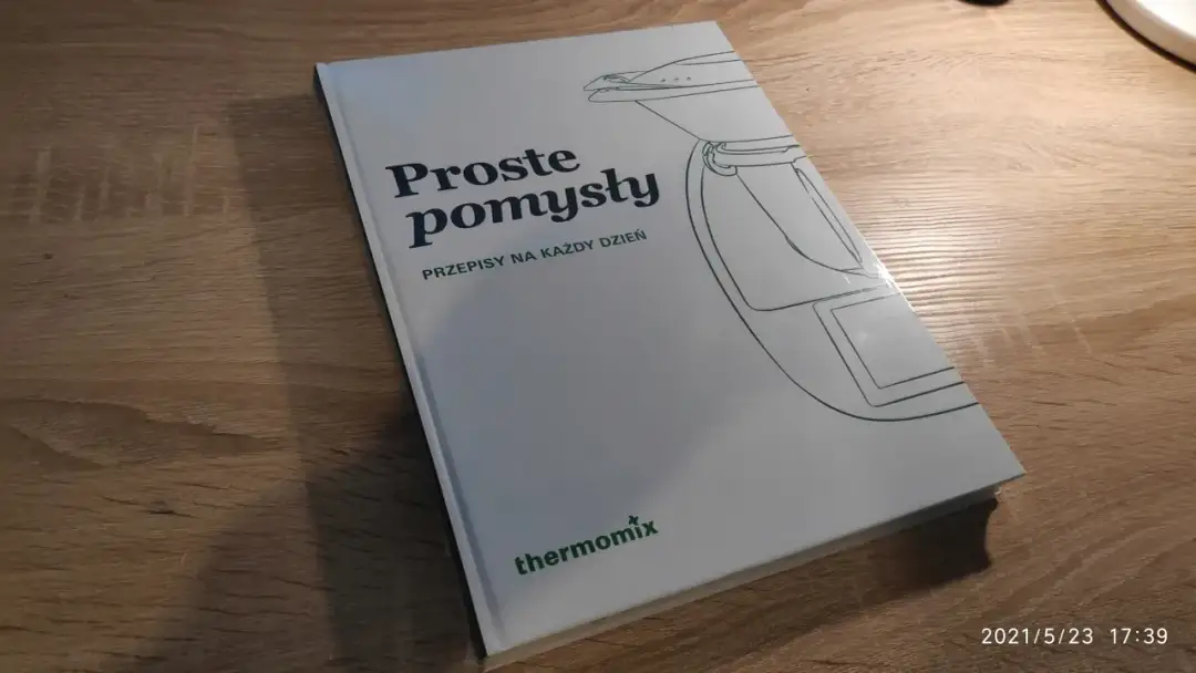 Książka "Proste pomysły. Przepisy na każdy dzień" z logo Thermomix pokazuje, co można zrobić w termomiksie.