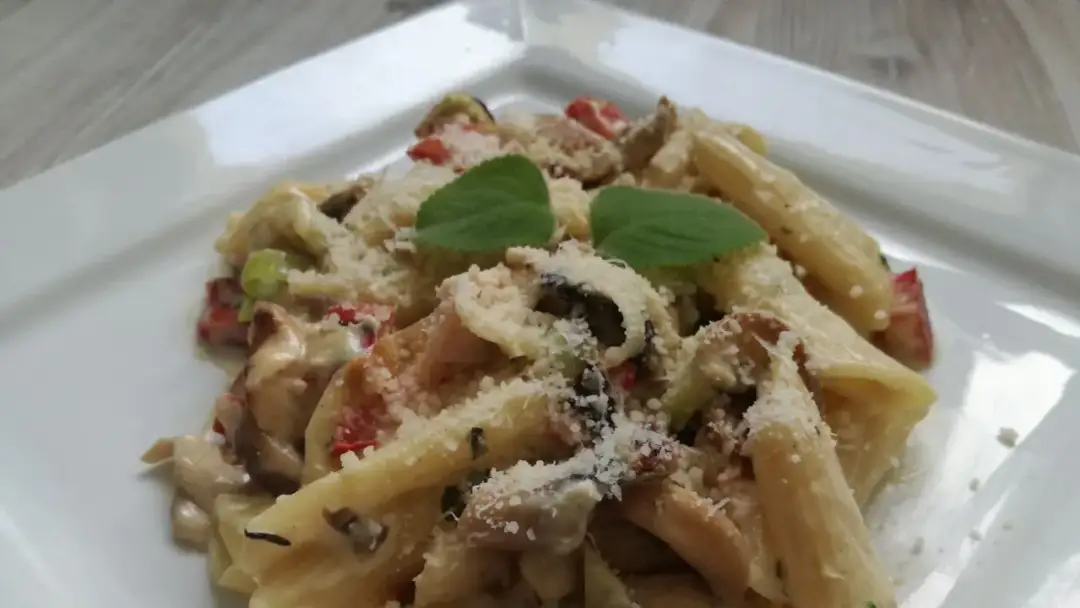 Penne z kurczakiem w sosie serowym - prosty przepis na pyszne danie