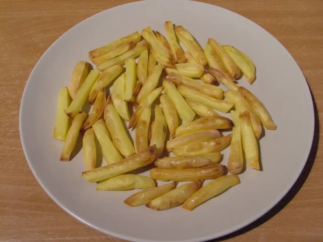 Ile kcal mają frytki z piekarnika? Zaskakujące różnice w kaloriach