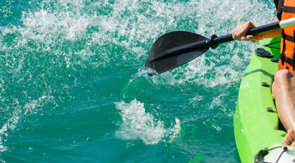 Jak prawidłowo trzymać wiosło kajakowe i uniknąć błędów podczas wiosłowania