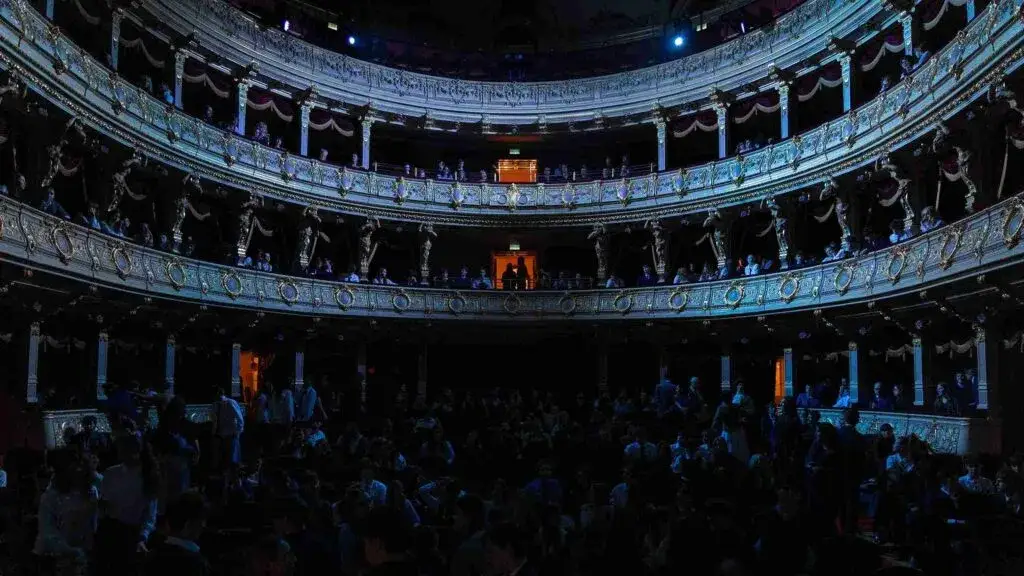 Jakie programy edukacyjne proponuje teatr operowy dla dzieci i dorosłych?