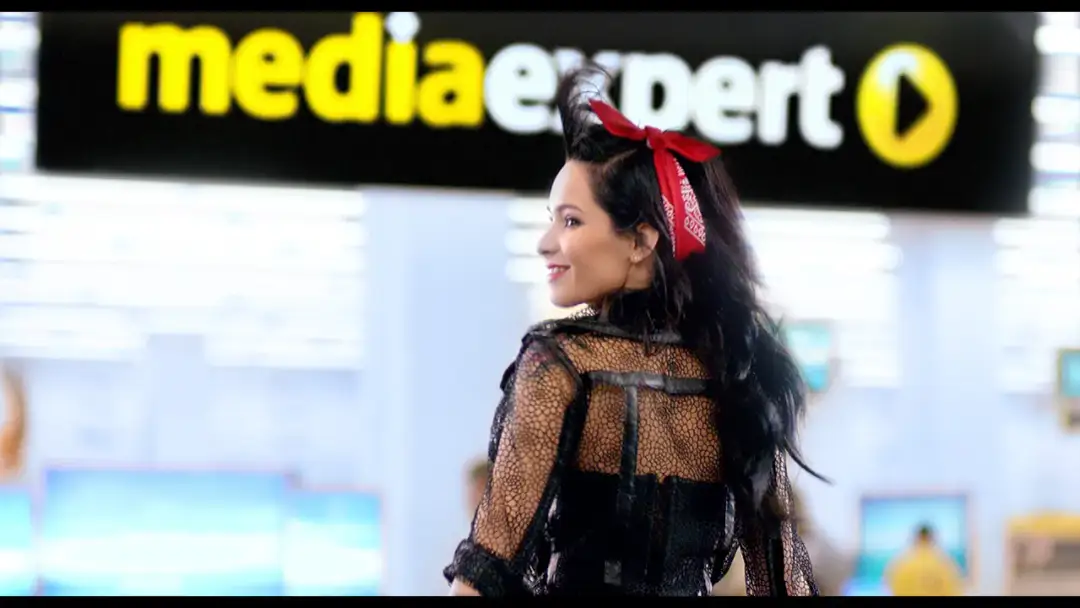 Kim jest dziewczyna z reklamy Media Expert? Zaskakujące fakty o niej