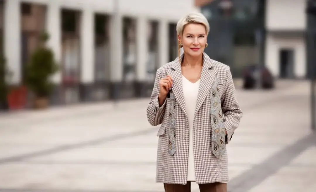 Moda po 40: Twój przewodnik po stylu, klasie i pewności siebie