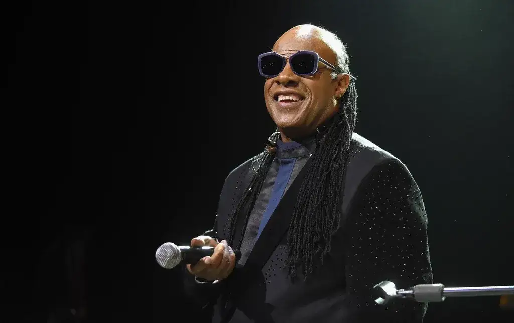 Czy Stevie Wonder jest niewidomy? Prawda o jego wzroku i muzyce