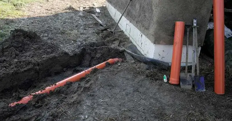 Jak zamontować rurę do szamba w ogrodzeniu: Prosty poradnik