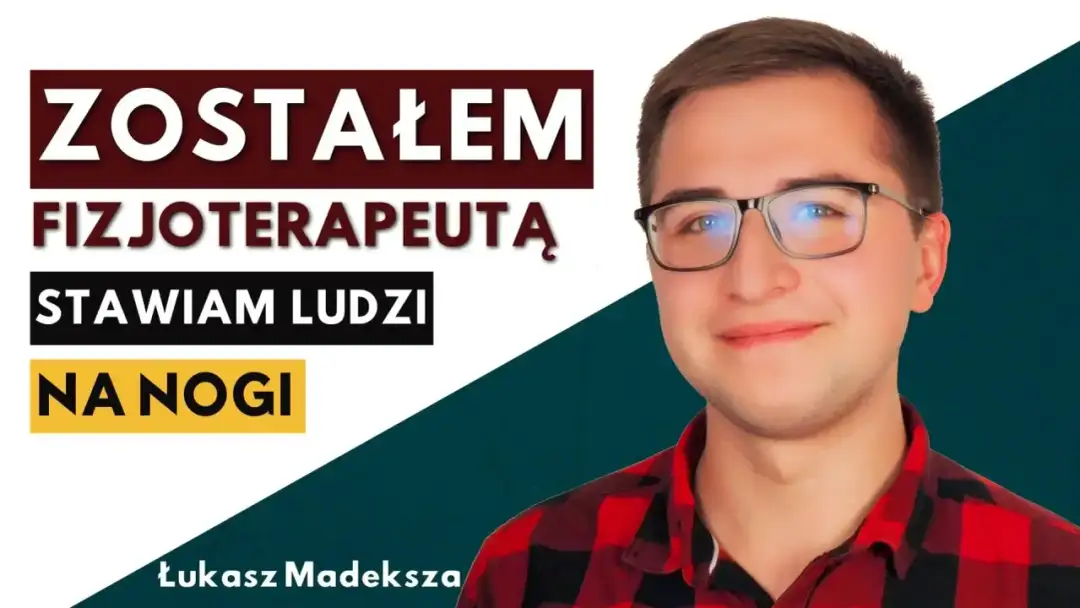 Młody mężczyzna w okularach i czerwono-czarnej koszuli, z tekstem "Zostałem fizjoterapeutą".