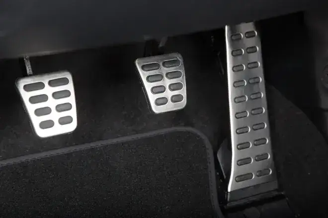 Jak puszczać sprzęgło przy ruszaniu, aby uniknąć zgaśnięcia silnika