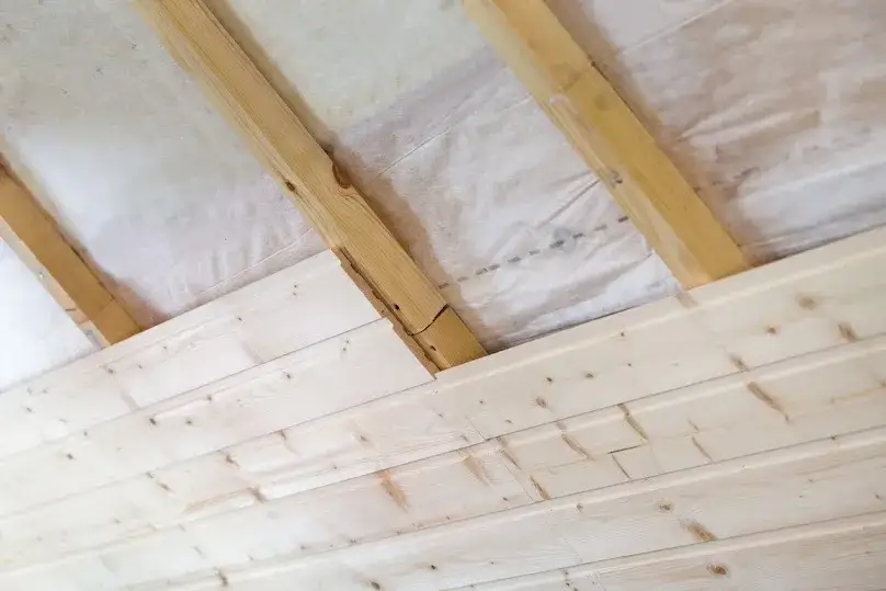 Jaką folię pod wełnę mineralną na strop wybrać, aby uniknąć wilgoci?