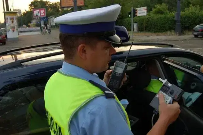 Czy policja może badać alkomatem w domu? Sprawdź swoje prawa i zagrożenia